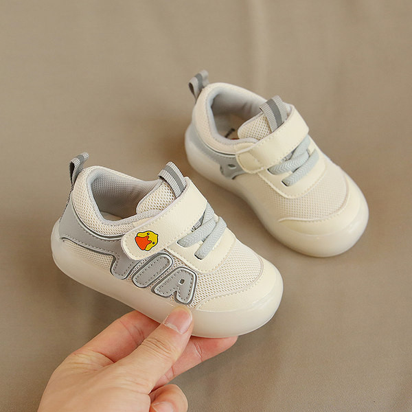 Adidași moderni pentru copii cu autocolante și aplicație