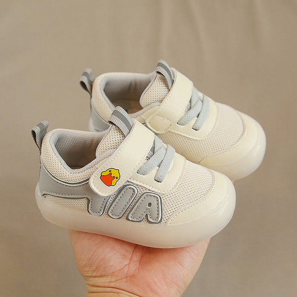 Adidași moderni pentru copii cu autocolante și aplicație