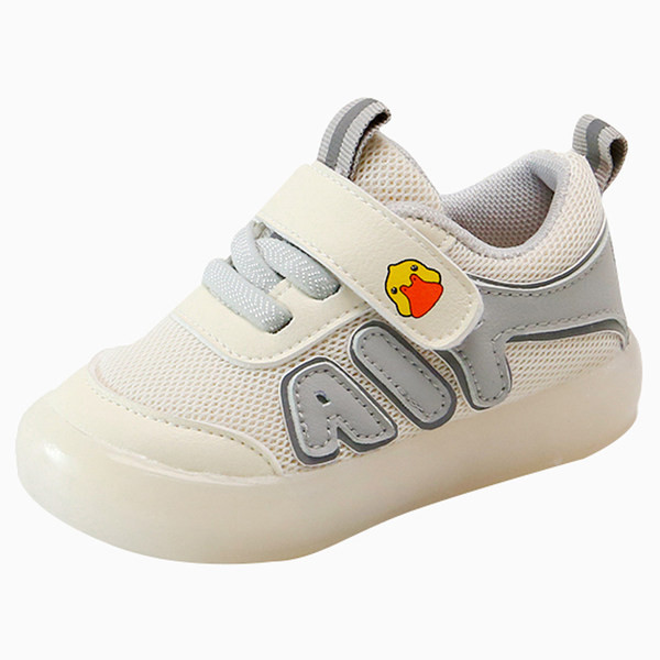 Adidași moderni pentru copii cu autocolante și aplicație