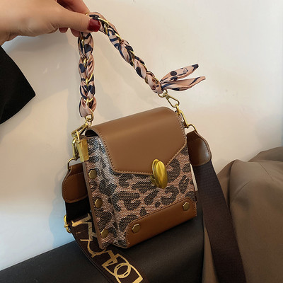 Γυναικεία μίνι τσάντα με animal print και μεταλλικό κούμπωμα