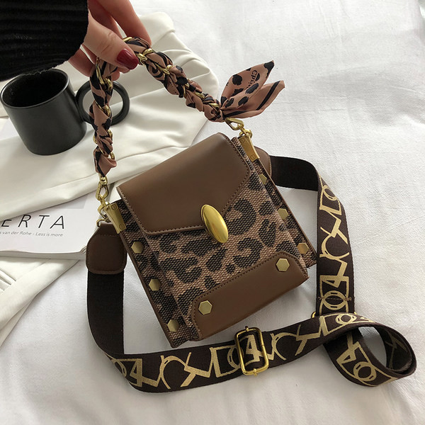 Geanta mini de dama cu imprimeu animal si inchidere metalica