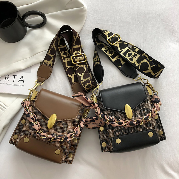 Geanta mini de dama cu imprimeu animal si inchidere metalica