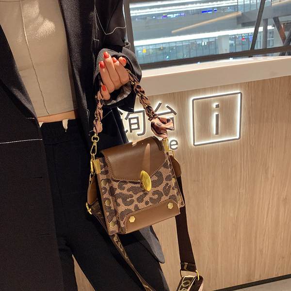 Geanta mini de dama cu imprimeu animal si inchidere metalica