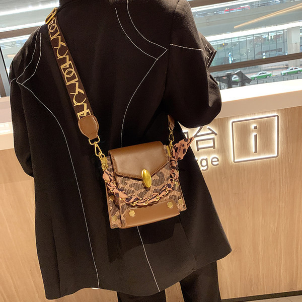 Geanta mini de dama cu imprimeu animal si inchidere metalica