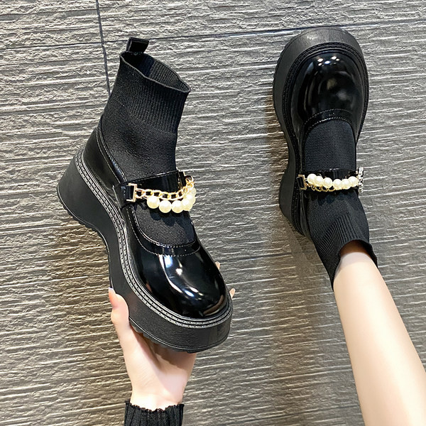 Cizme de dama actuale cu perle si lant