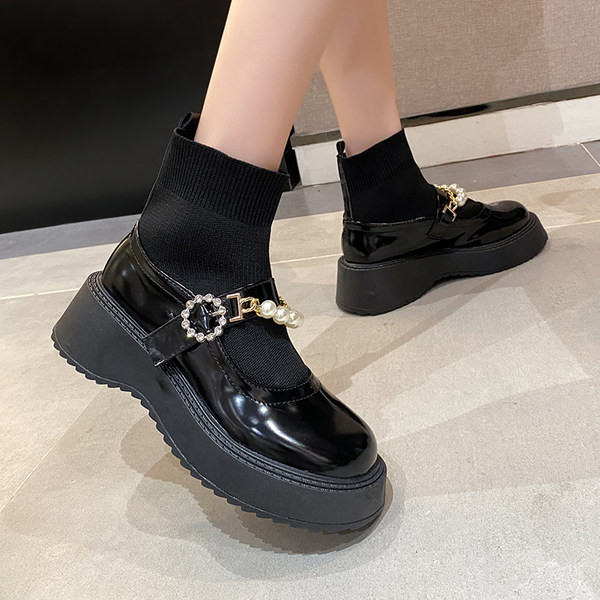 Cizme de dama actuale cu perle si lant