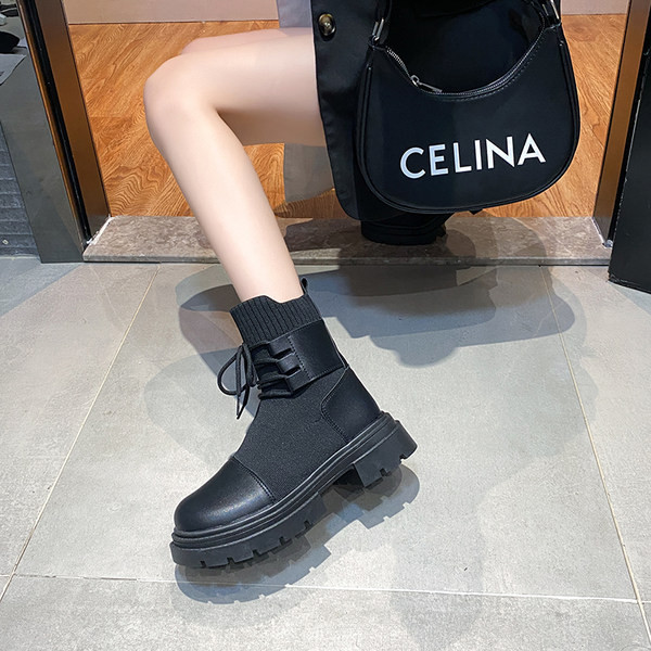 Model nou de cizme textile cu sireturi