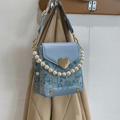 Дамска квадратна чанта от еко кожа с метално закопчаване и перли