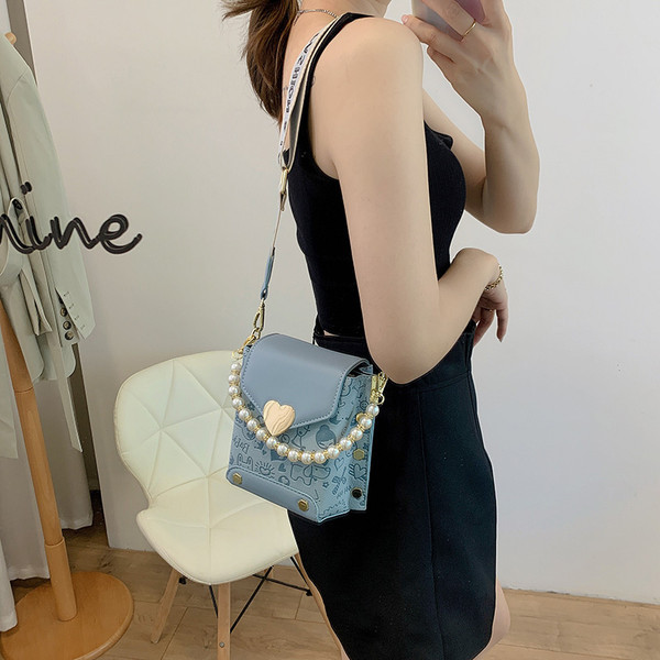 Geanta patrata de dama din piele ecologica cu inchidere metalica si perle