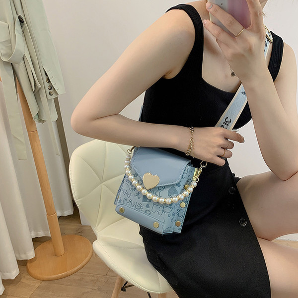 Geanta patrata de dama din piele ecologica cu inchidere metalica si perle