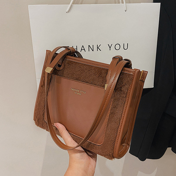 Geanta de dama din imitatie de piele cu puf si maner lung