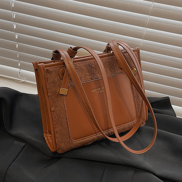 Geanta de dama din imitatie de piele cu puf si maner lung