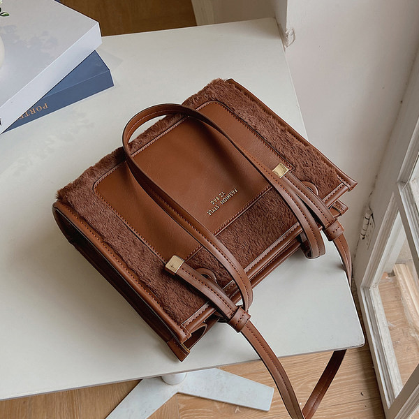 Geanta de dama din imitatie de piele cu puf si maner lung