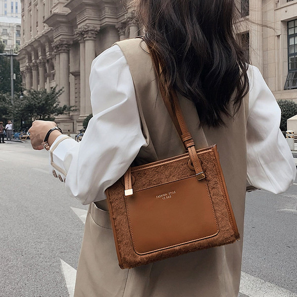 Geanta de dama din imitatie de piele cu puf si maner lung