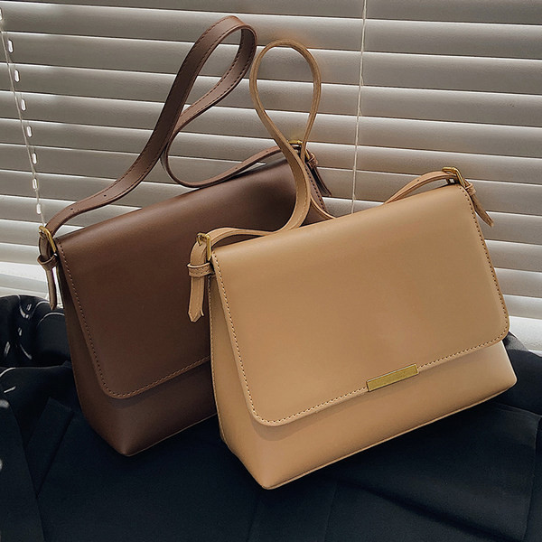 Geanta de dama model simplu din piele cu maner subtire