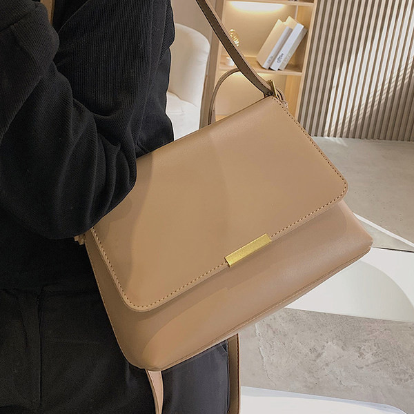 Geanta de dama model simplu din piele cu maner subtire