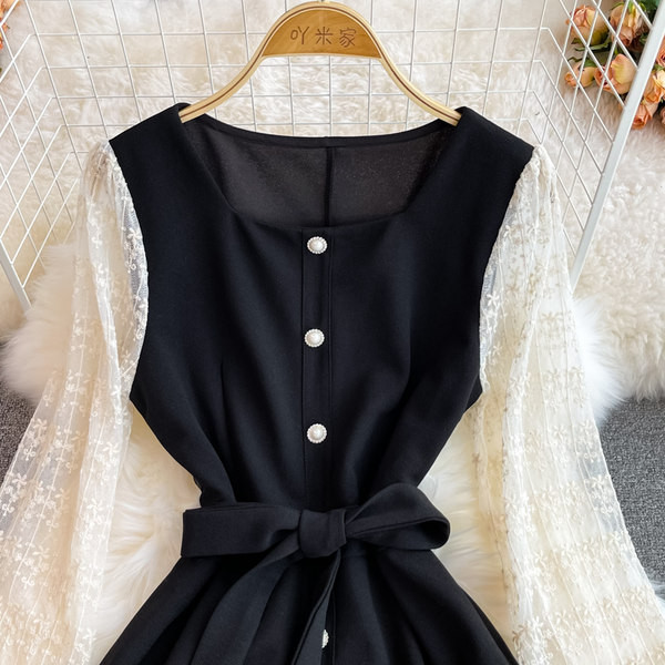 Rochie de dama moderna cu nasturi si curea de culoare neagra