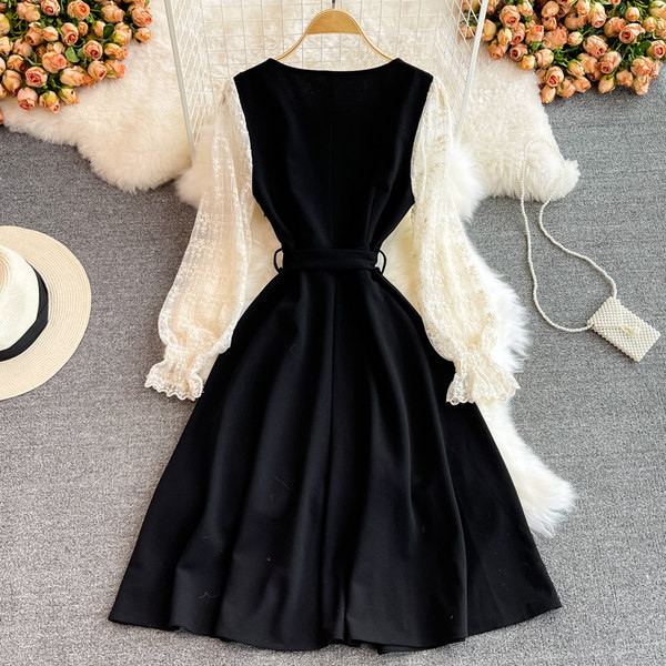 Rochie de dama moderna cu nasturi si curea de culoare neagra