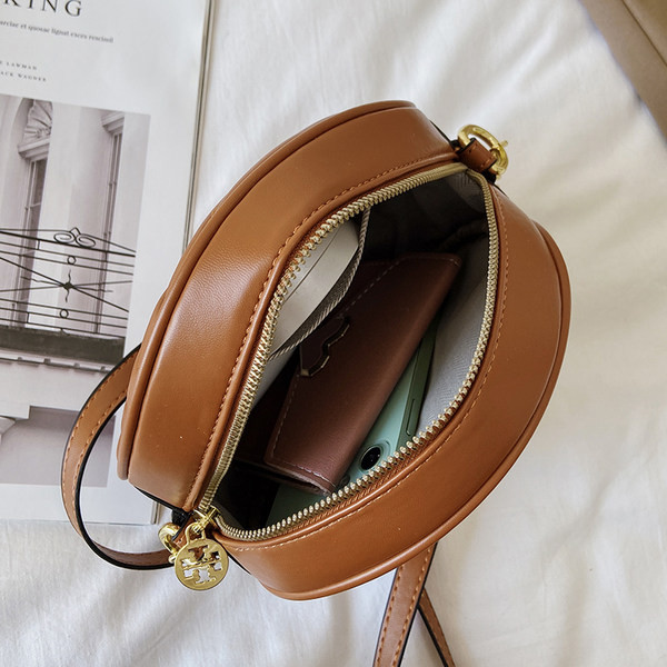 Geanta rotunda moderna cu element metalic si fermoar pentru femei