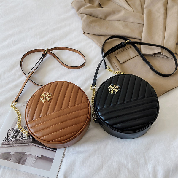 Geanta rotunda moderna cu element metalic si fermoar pentru femei