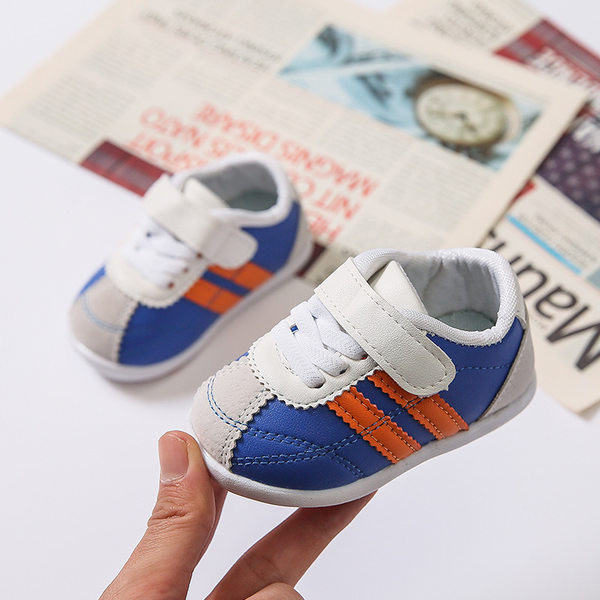 Adidași moderni pentru copii cu autocolante și talpă plată