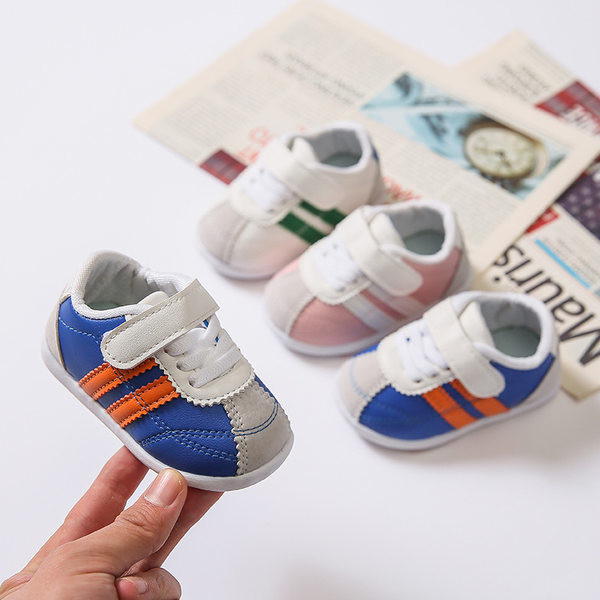 Adidași moderni pentru copii cu autocolante și talpă plată