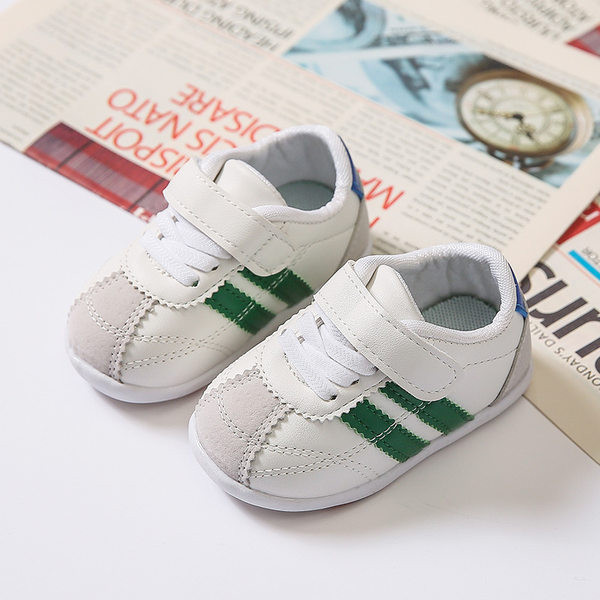 Adidași moderni pentru copii cu autocolante și talpă plată