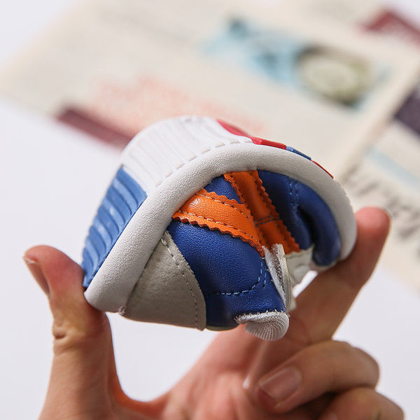 Adidași moderni pentru copii cu autocolante și talpă plată