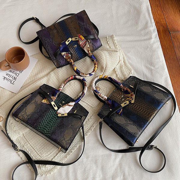 Geanta de dama colorata cu maner scurt si lung