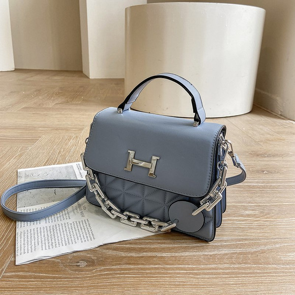 Geantă pătrată de damă casual cu element metalic