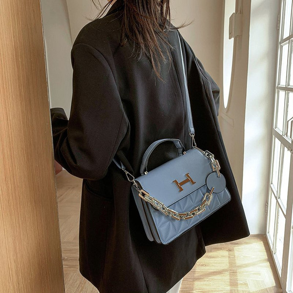 Geantă pătrată de damă casual cu element metalic