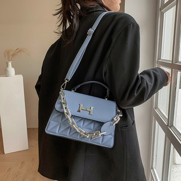 Geantă pătrată de damă casual cu element metalic