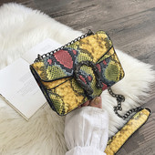Γυναικεία μικρή τετράγωνη τσάντα με animal print και μεταλλικό στοιχείο