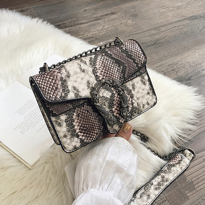 Γυναικεία μικρή τετράγωνη τσάντα με animal print και μεταλλικό στοιχείο