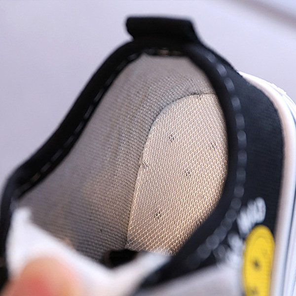 Adidași moderni pentru copii cu autocolante pentru fete și băieți