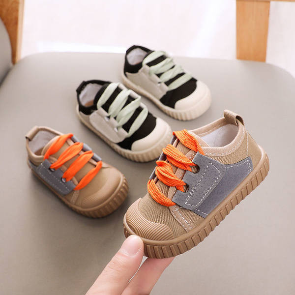 Adidași moderni cu șireturi și talpă plată pentru băieți