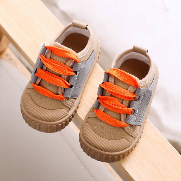 Adidași moderni cu șireturi și talpă plată pentru băieți