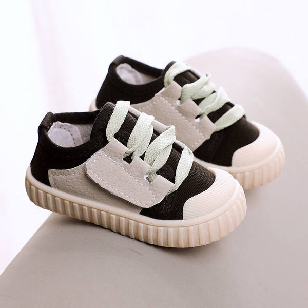 Adidași moderni cu șireturi și talpă plată pentru băieți