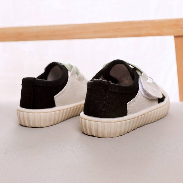 Adidași moderni cu șireturi și talpă plată pentru băieți