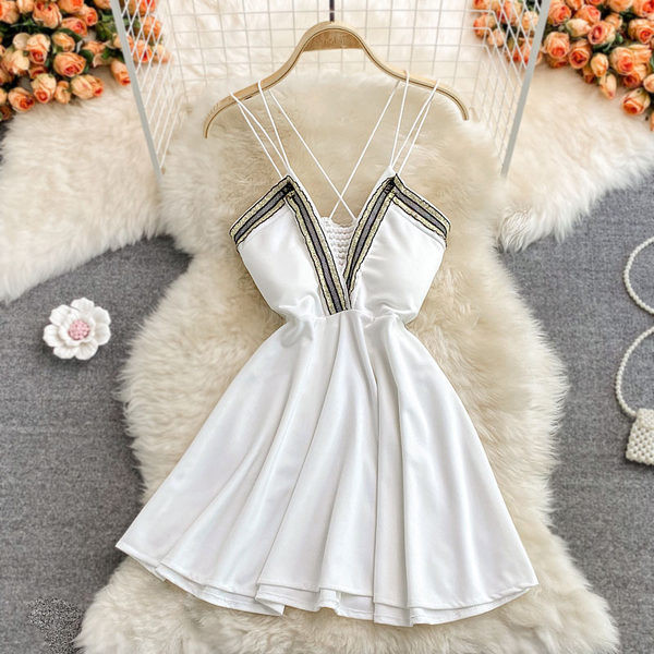 Дамска модерна рокля с дълбоко деколте и тънки презрамки 