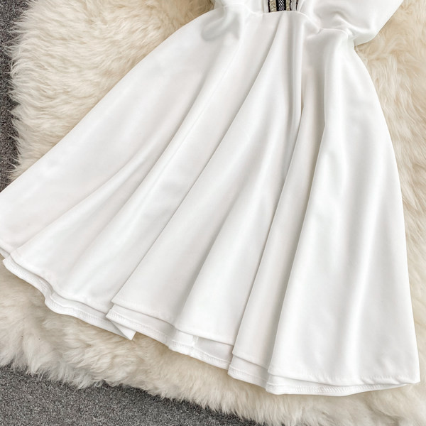 Дамска модерна рокля с дълбоко деколте и тънки презрамки 