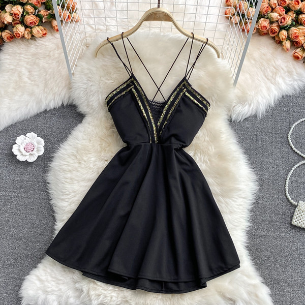 Дамска модерна рокля с дълбоко деколте и тънки презрамки 