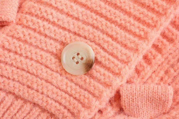 Vesta de toamna model nou cu nasturi si decolteu spitz