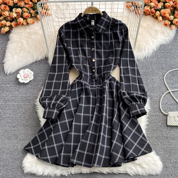 Rochie de dama eleganta cu nasturi si guler clasic in negru