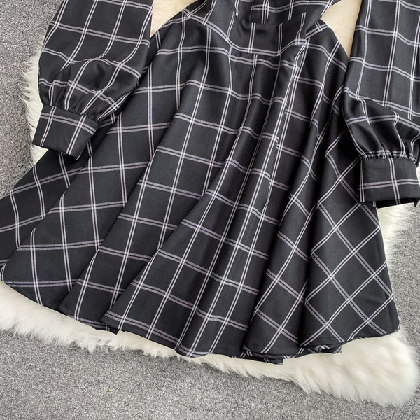 Rochie de dama eleganta cu nasturi si guler clasic in negru