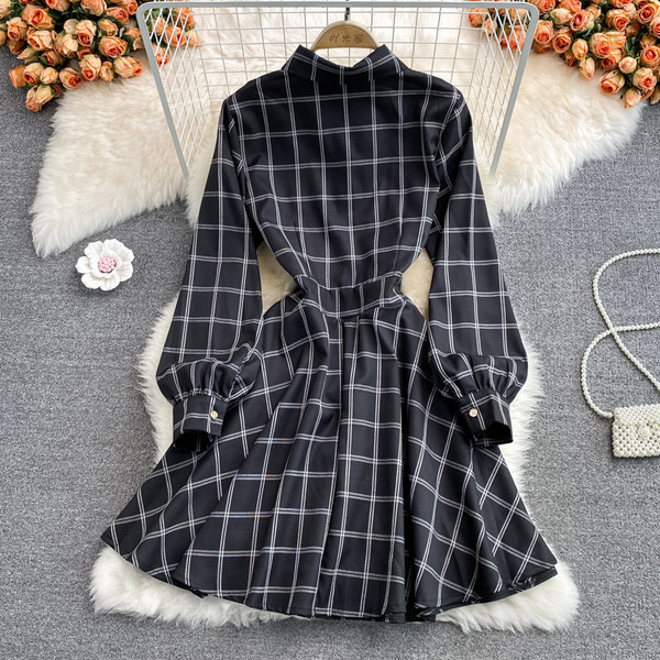 Rochie de dama eleganta cu nasturi si guler clasic in negru