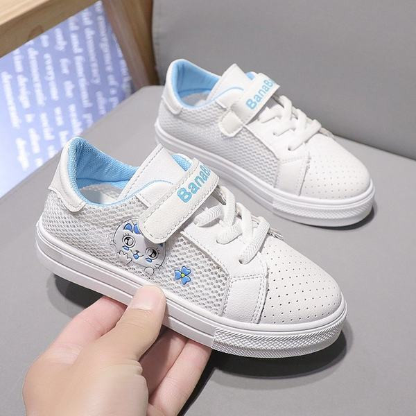 Adidași de damă cu inscripție și talpă plată de culoare albă