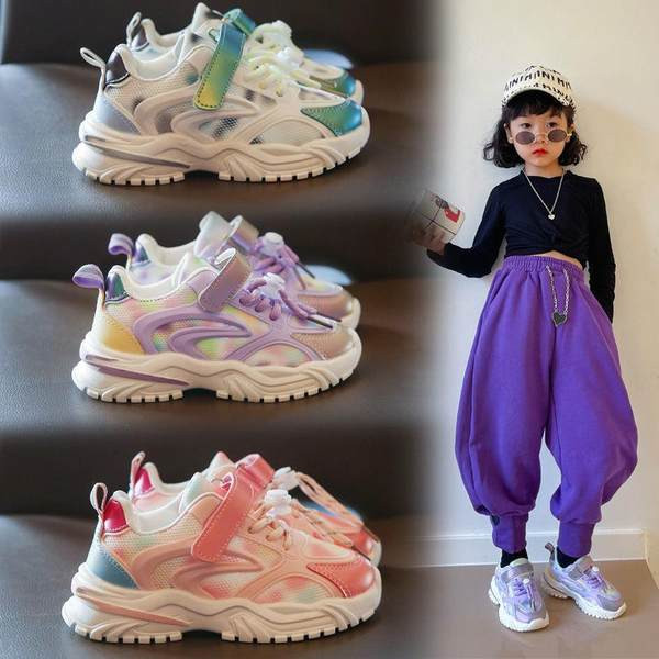 Model nou de adidasi cu culori irizate pentru fete