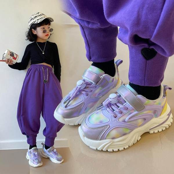 Model nou de adidasi cu culori irizate pentru fete