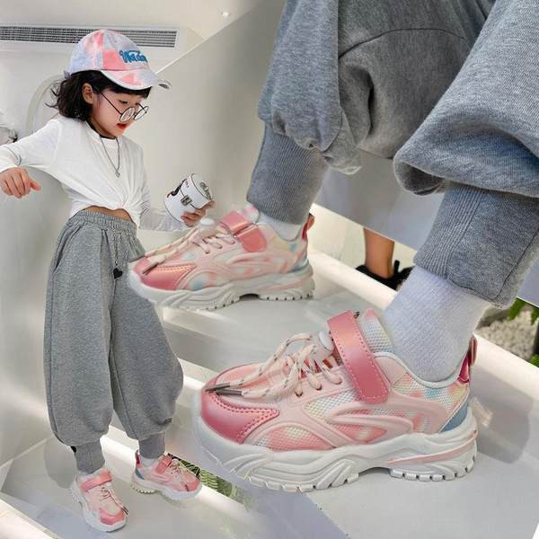 Model nou de adidasi cu culori irizate pentru fete